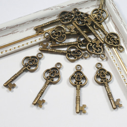 アンティーク風鍵チャーム 金古美5個（295） チャーム 素材屋 さち