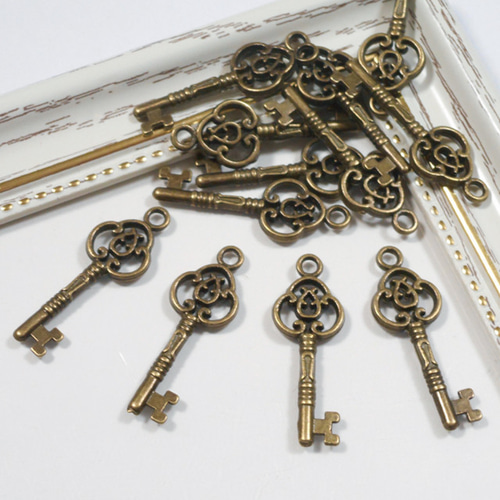 アンティーク風鍵チャーム 金古美5個（295） チャーム 素材屋 さち