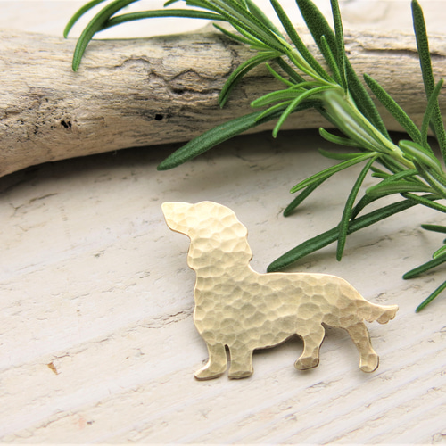 アンティーク　ダックスフンド　真鍮ブローチ ミニチュアダックスのブローチ《真鍮》 ブローチ yamaneko 通販