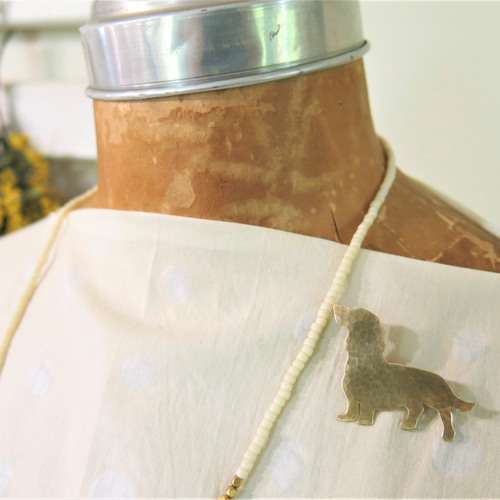 ミニチュアダックスのブローチ《真鍮》 ブローチ yamaneko 通販