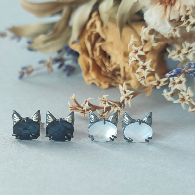 【受注制作】金属アレルギー対応/選べる/2種類/猫/黒猫/白猫/ねこ/天然石/ダブレット/スタッド/一粒/ピアス