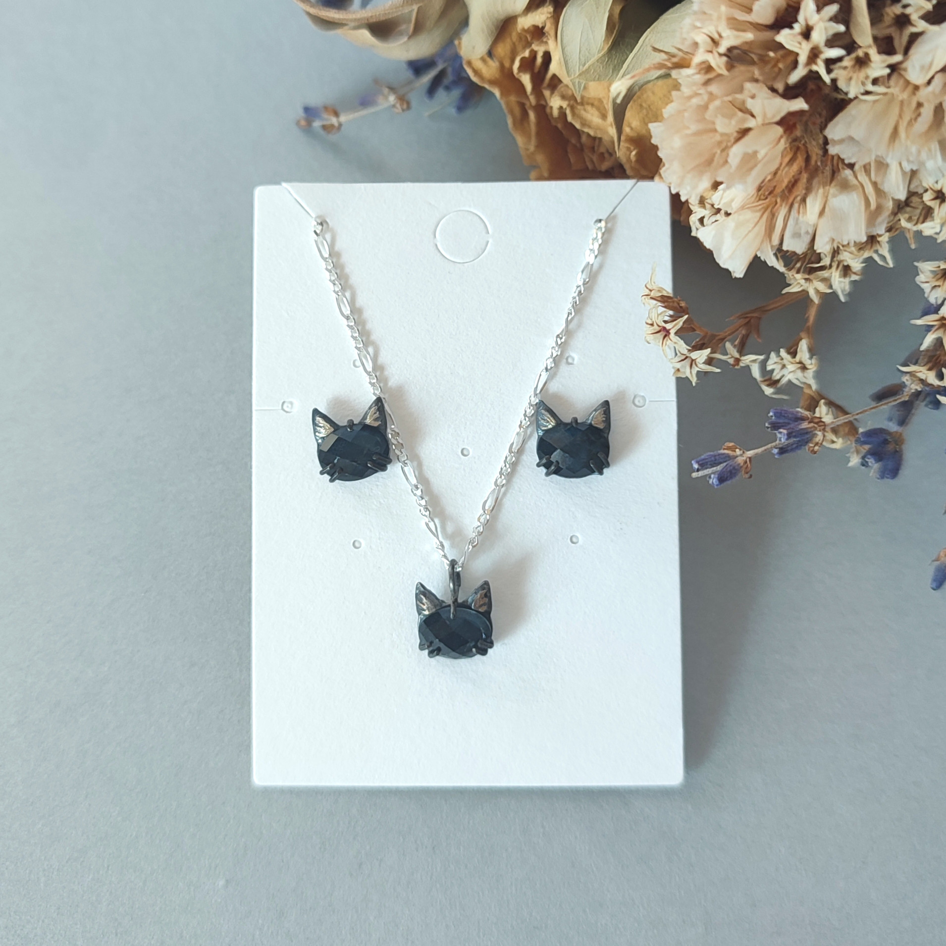 【受注制作】金属アレルギー対応/選べる/2種類/猫/黒猫/白猫/ねこ/天然石/ダブレット/スタッド/一粒/ピアス