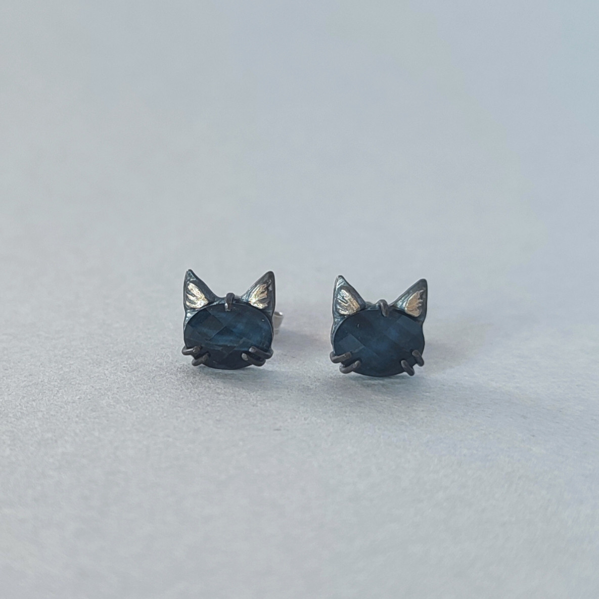 【受注制作】金属アレルギー対応/選べる/2種類/猫/黒猫/白猫/ねこ/天然石/ダブレット/スタッド/一粒/ピアス