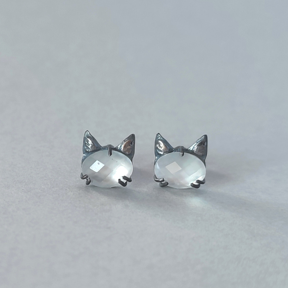 【受注制作】金属アレルギー対応/選べる/2種類/猫/黒猫/白猫/ねこ/天然石/ダブレット/スタッド/一粒/ピアス