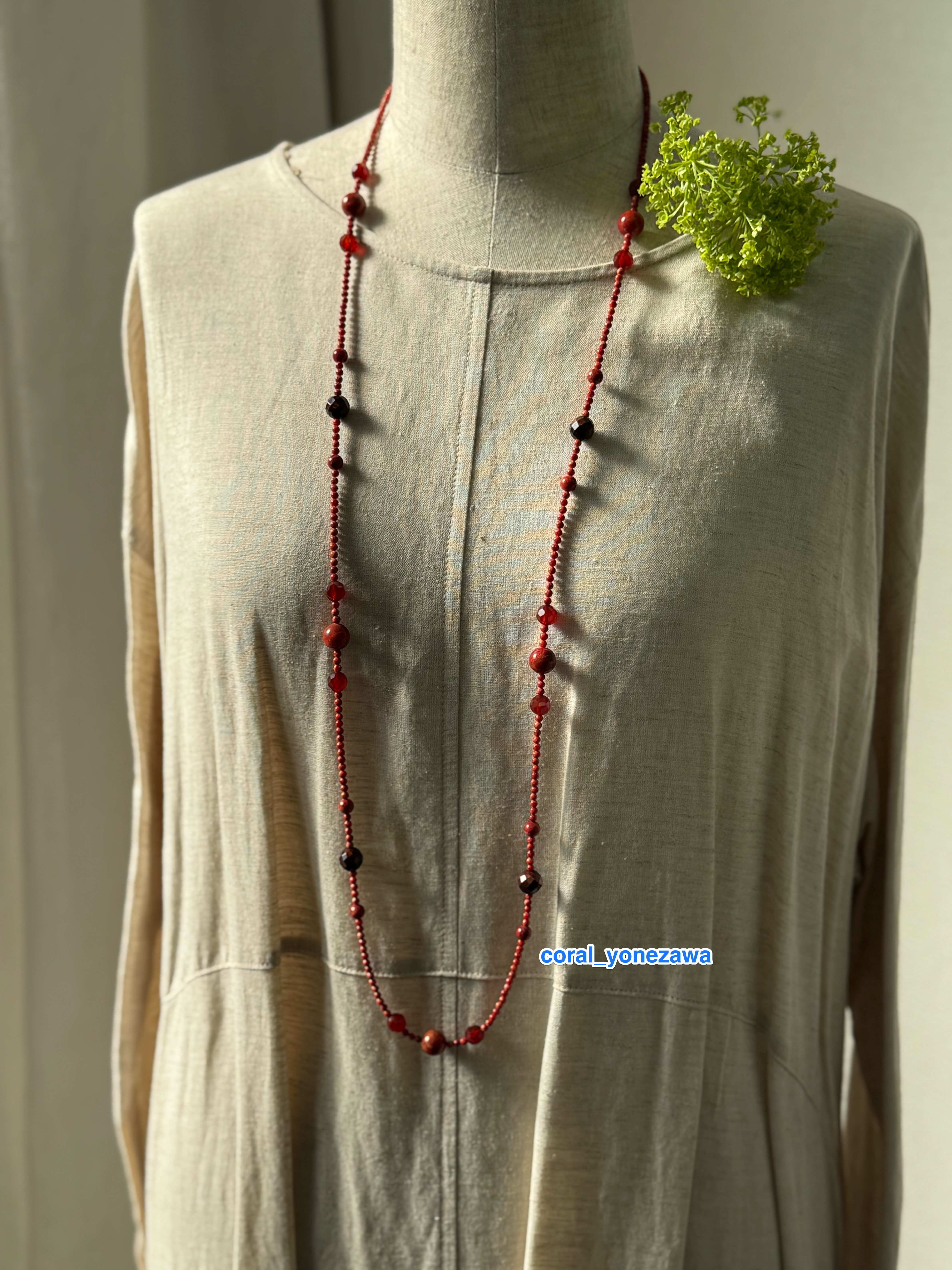 【還暦祝】などにも…イソバナサンゴ・赤メノウ・レッドタイガーアイ・オール本物素材の【赤色アクセサリー】ロングネックレス