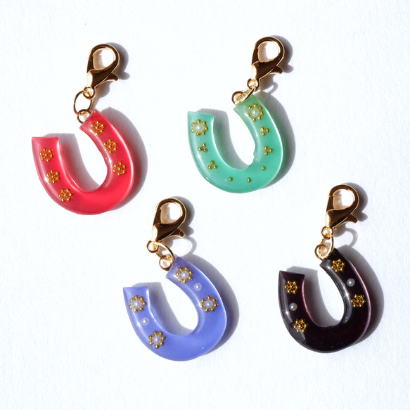 馬蹄（蹄鉄）のチャーム 北欧 馬 きれい 赤 青 緑 黒 プレゼント