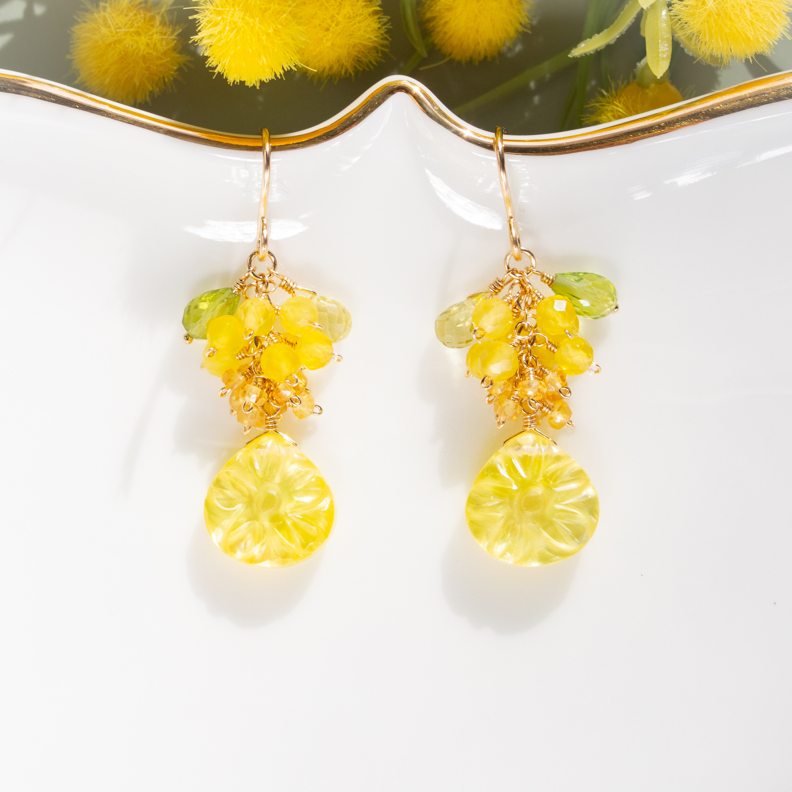タンポポ・ミモザ＊クリスタル×イエローマザーオブパールと天然石（ペリドット・カルセドニー）の彩りピアス／イヤリング