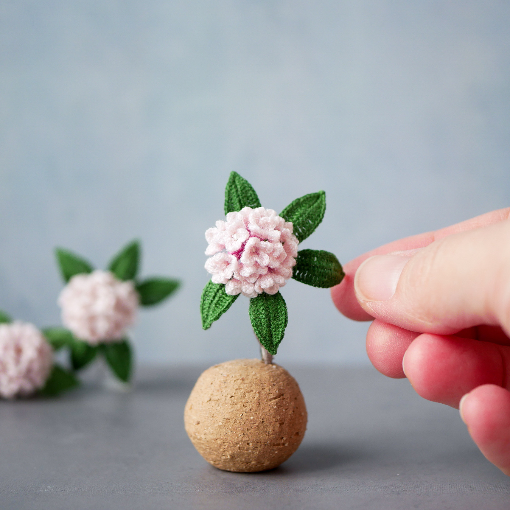 春を告げる沈丁花のブローチ（受注制作、手編み、春の花、お花モチーフ、四季折々） 4,080円