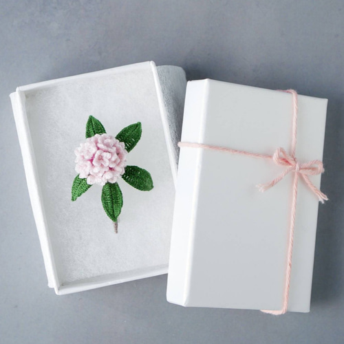 春を告げる沈丁花のブローチ（受注制作、手編み、春の花、お花モチーフ