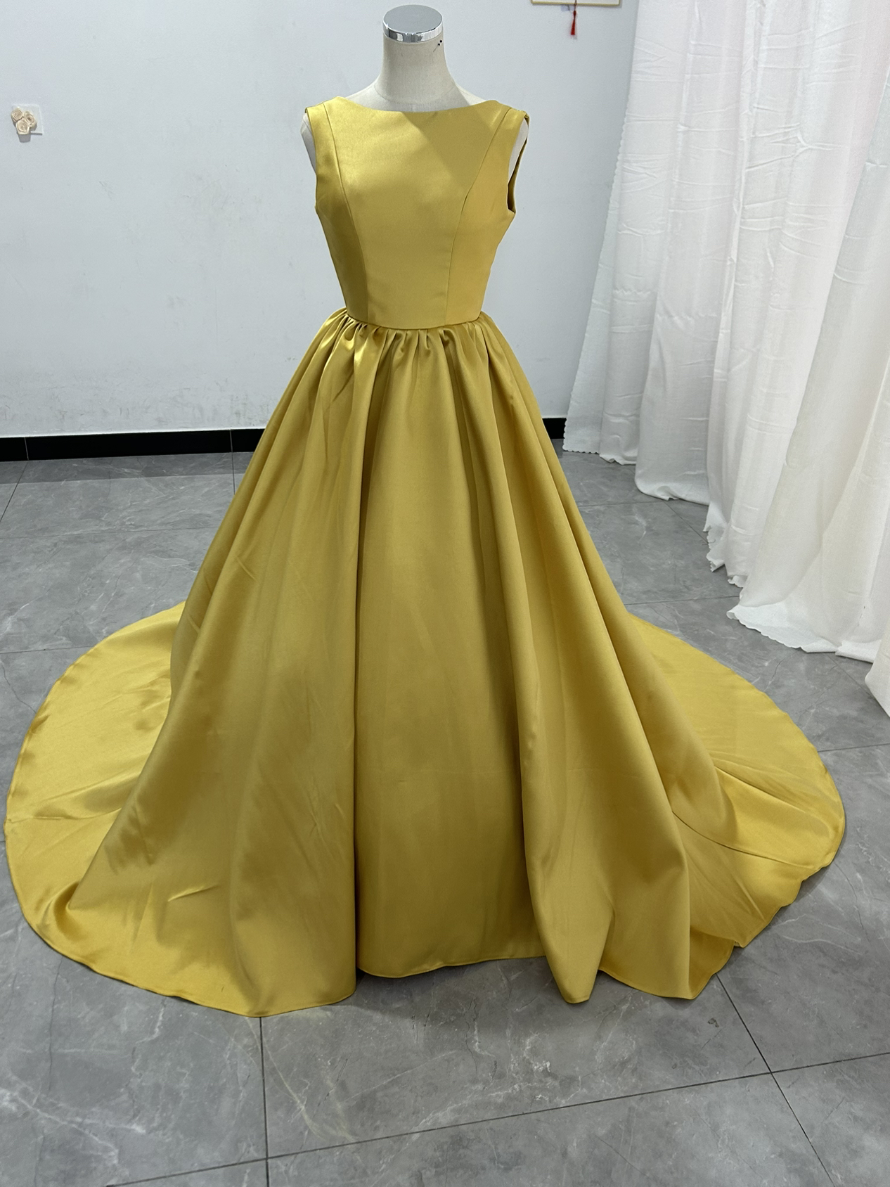 イエロー カラードレス ノースリーブ ミカドサテン ファスナー エレガント 二次会