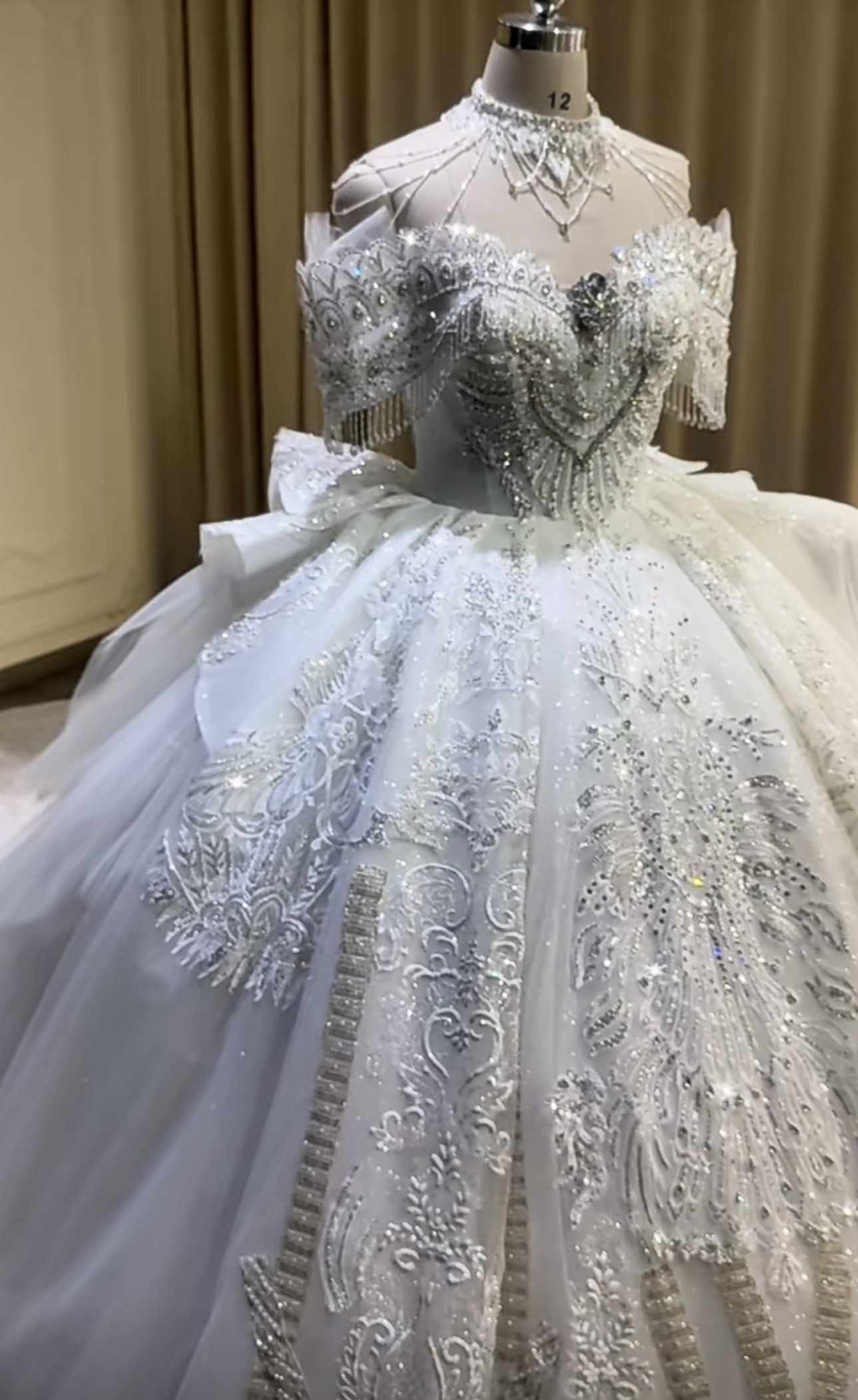 買わないと損！大きいサイズ　二の腕カバー　ボリューム　大きいサイズ　可愛いレースダー可能　上質なドレス　細見えシルエット