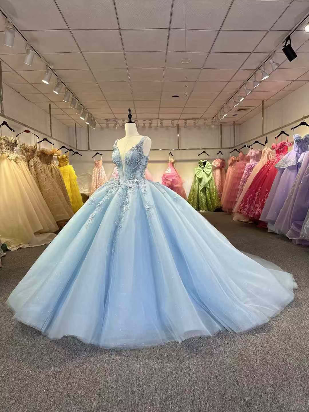 ブルー　クイーンアンネック　vカット　柔らかいチュール　パール付きアンティークなドレス　カラードレス　サイズオーダー可能