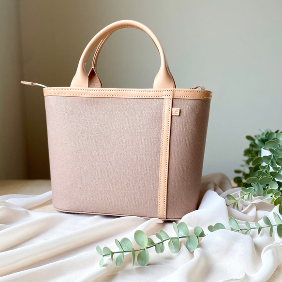 受注制作品　上質ヌメ革と帆布のミニトートバッグ　ミルクティー　◆ファスナー仕様　キレイめカジュアル◆ 2枚目の画像