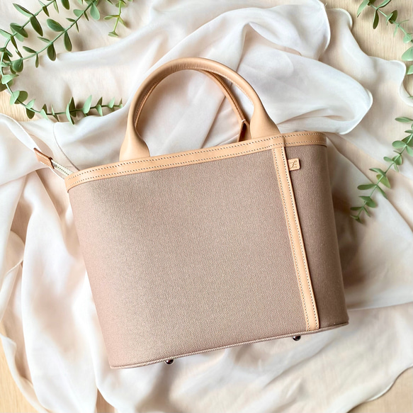 受注制作品　上質ヌメ革と帆布のミニトートバッグ　ミルクティー　◆ファスナー仕様　キレイめカジュアル◆ 1枚目の画像