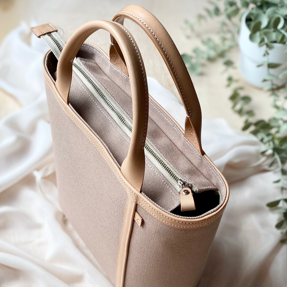 受注制作品　上質ヌメ革と帆布のミニトートバッグ　ミルクティー　◆ファスナー仕様　キレイめカジュアル◆ 4枚目の画像