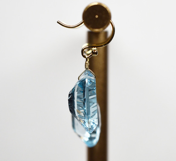 ж現品限り K18YG 18金 天然石ブルートパーズコンケーブカットピアス 4枚目の画像