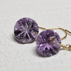 жK18YG 18金 天然石アメジストRDファセットピアス 2枚目の画像