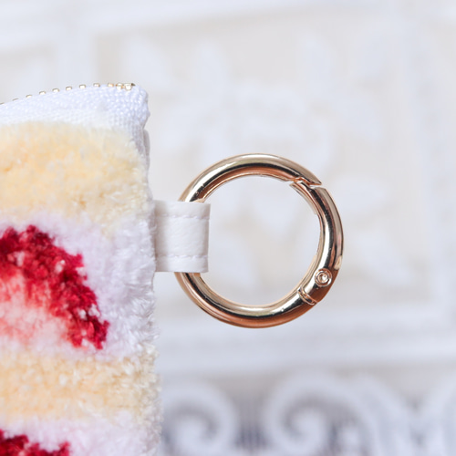 【正規品】familiar ショートケーキ　ポーチ♡ ショートケーキにゃんポーチ(柄違いver.) ポーチ ＊anntaropi＊ 通販