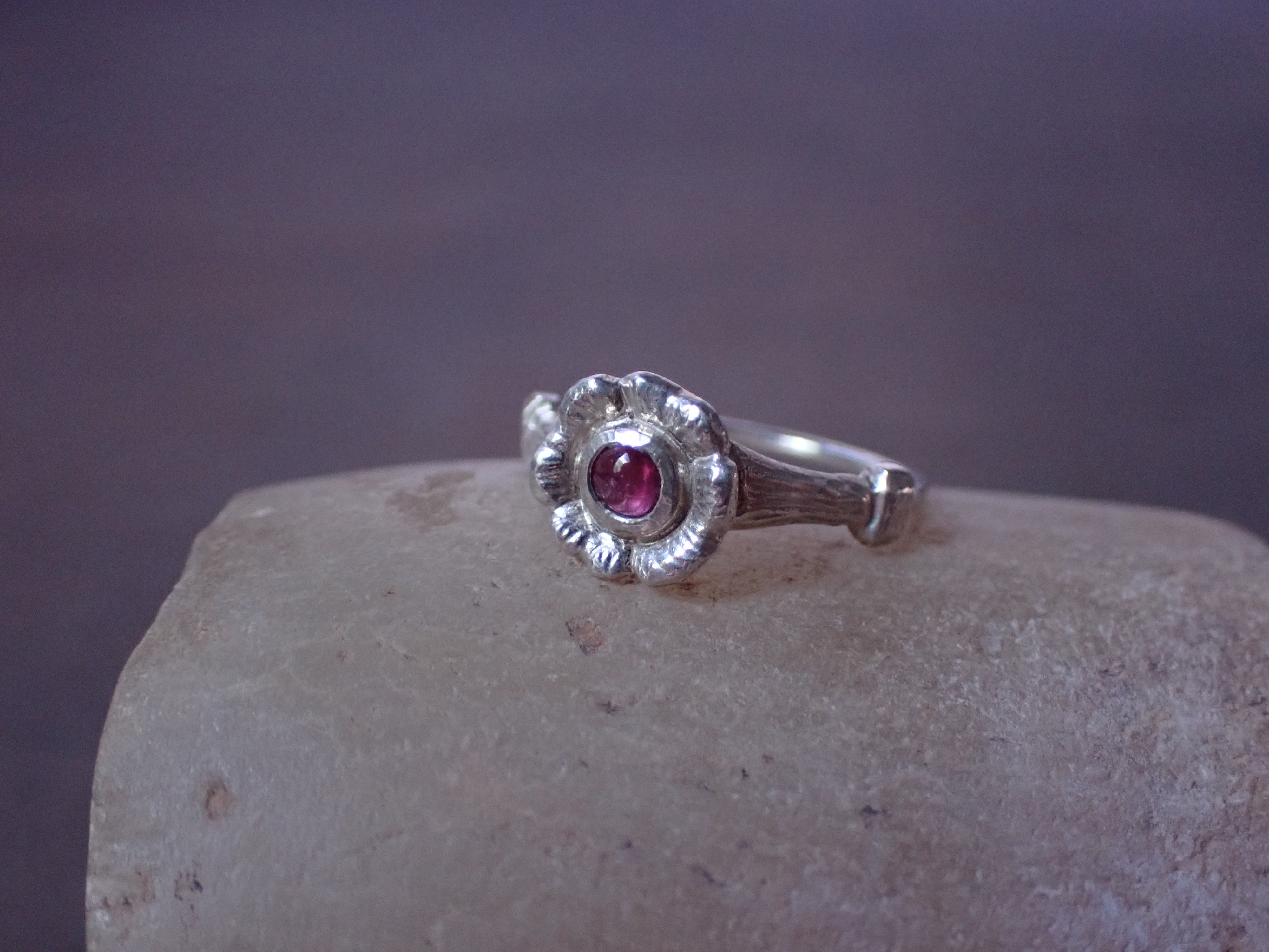 【 愛の贈り物　- ギューフの指環- 】８号／カラーサファイア／９月誕生石／ルーン文字／ギューフ／指輪／シルバー