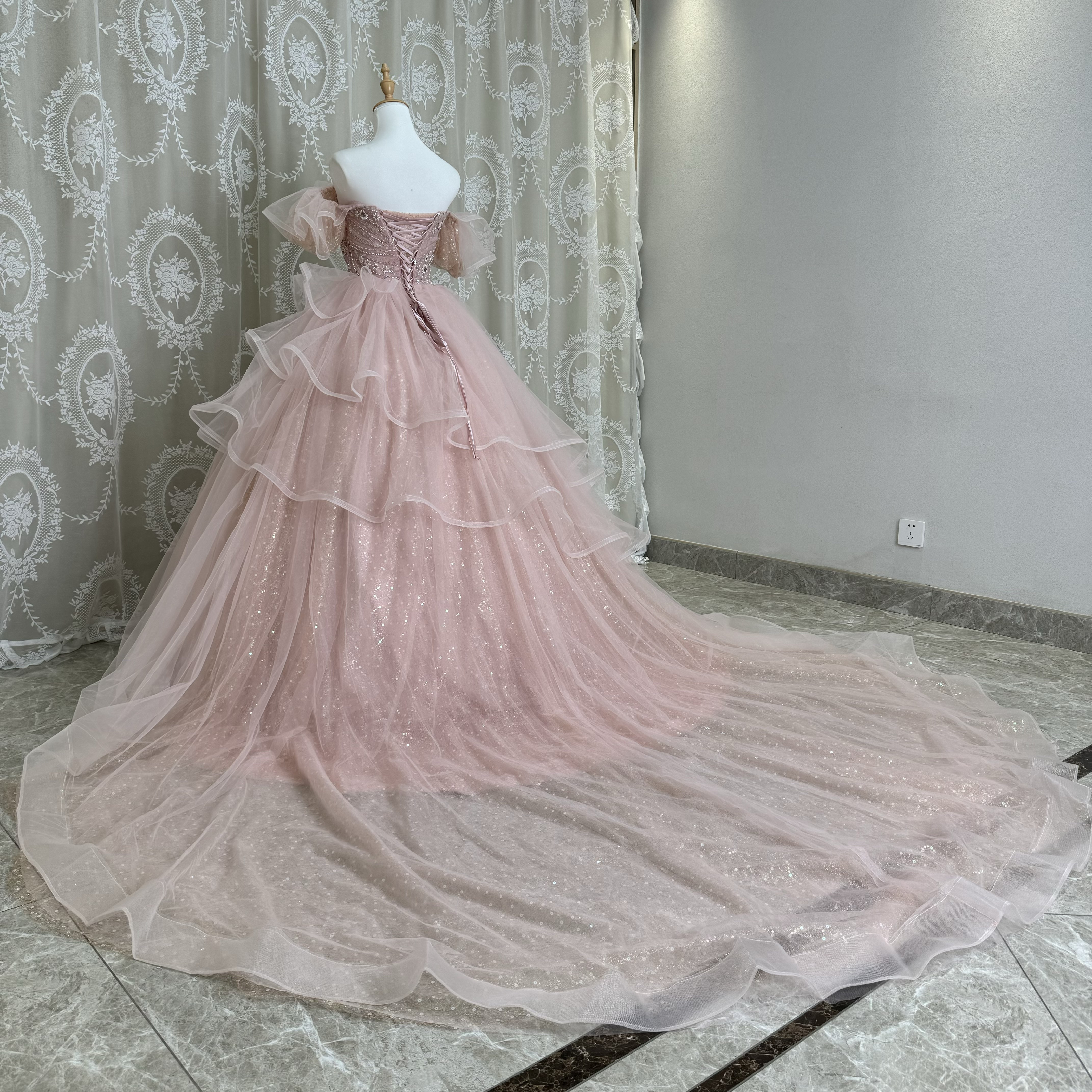 ペールちぇーりピンク　プリンセスライン　フレアースカート　ボリューム　袖あり　二の腕を隠せる　カラードレス　卒業式成人式