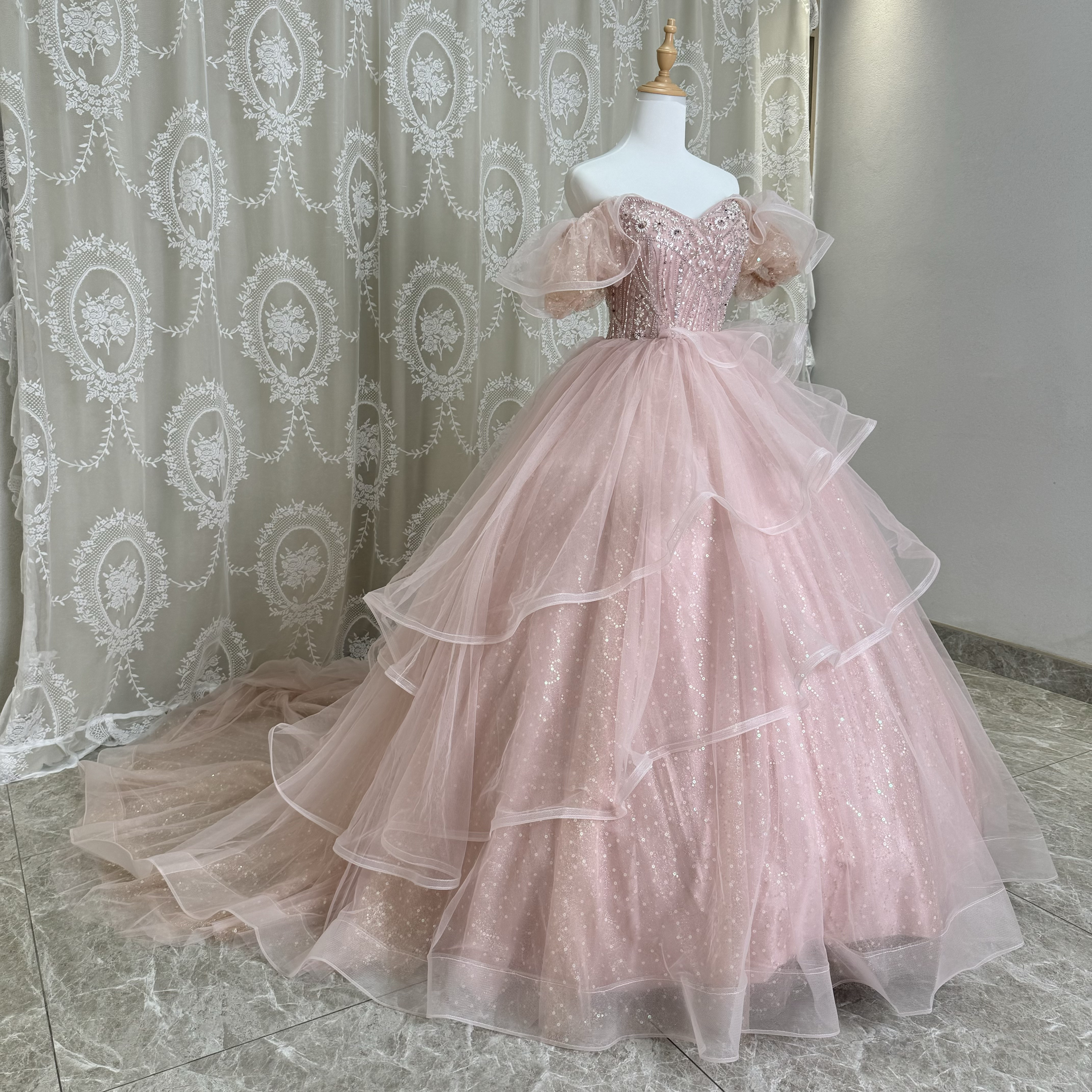 ペールちぇーりピンク　プリンセスライン　フレアースカート　ボリューム　袖あり　二の腕を隠せる　カラードレス　卒業式成人式