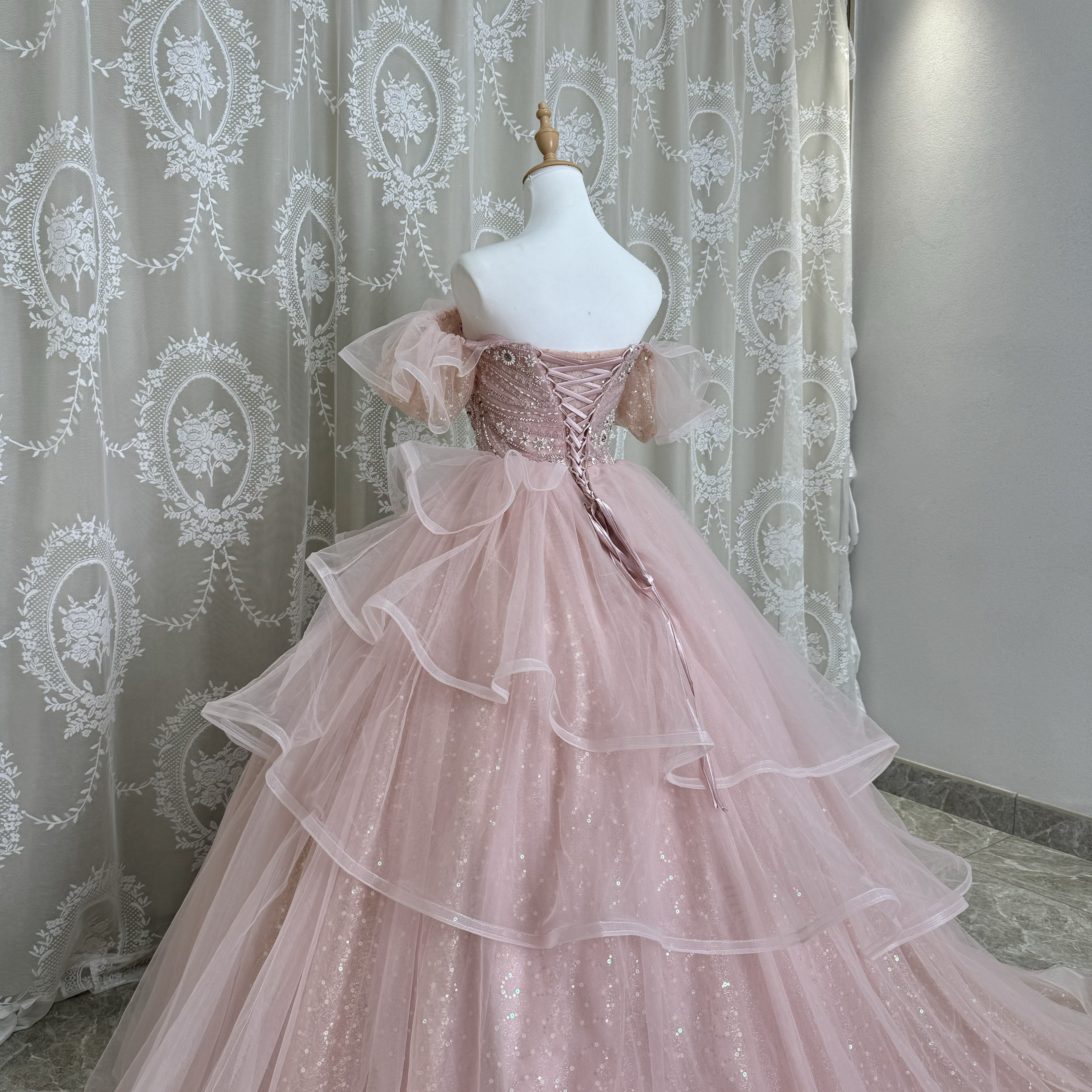 ペールちぇーりピンク　プリンセスライン　フレアースカート　ボリューム　袖あり　二の腕を隠せる　カラードレス　卒業式成人式