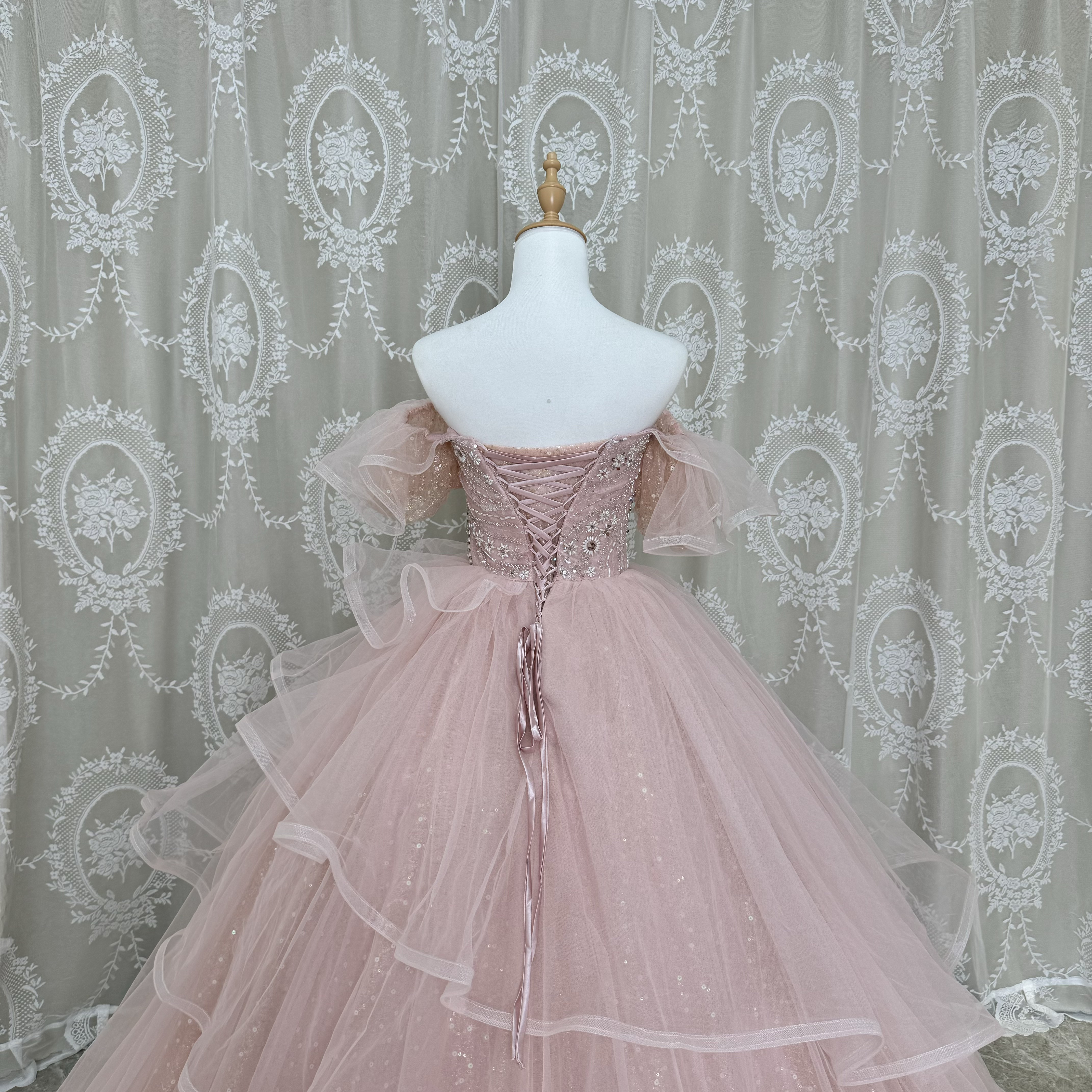 ペールちぇーりピンク　プリンセスライン　フレアースカート　ボリューム　袖あり　二の腕を隠せる　カラードレス　卒業式成人式