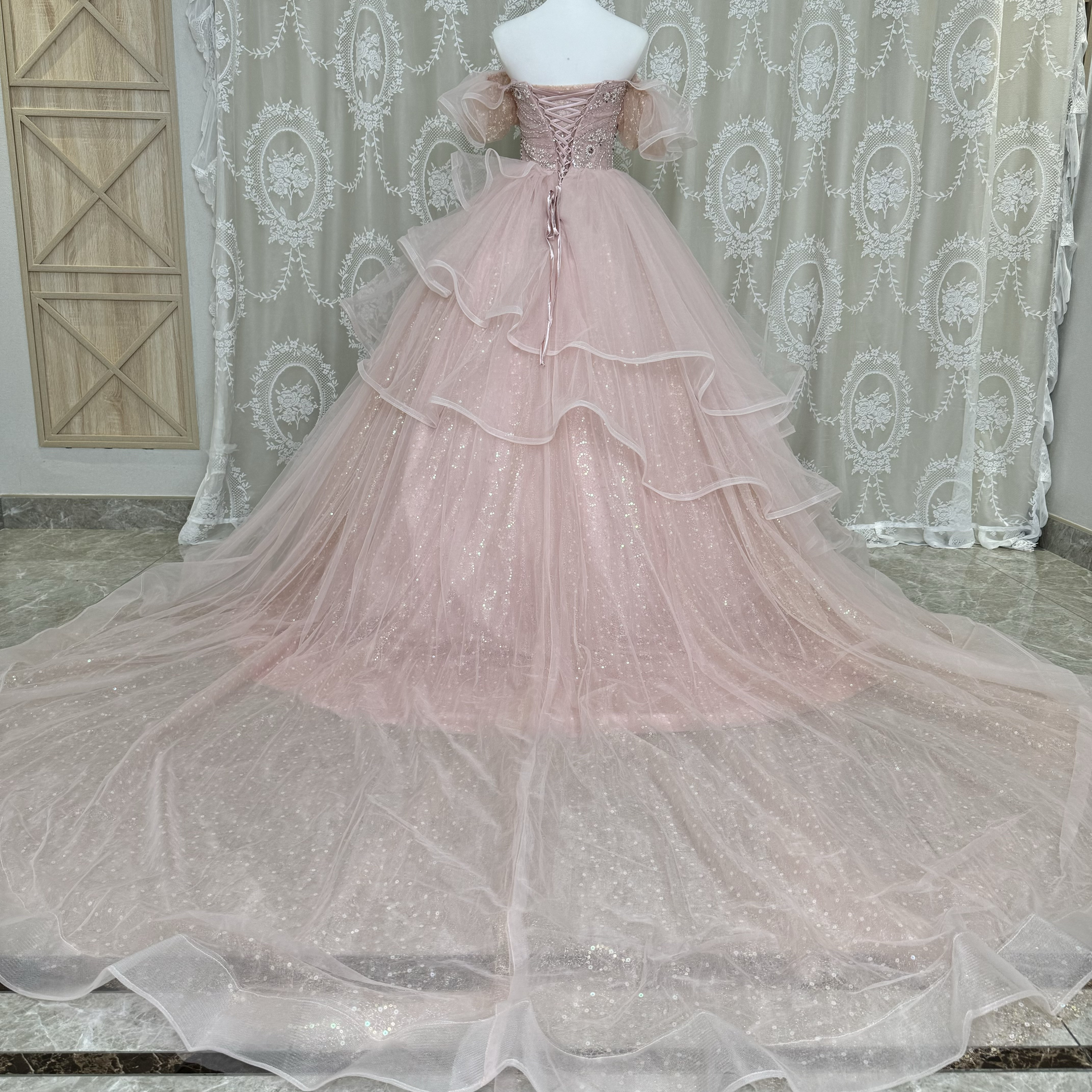 ペールちぇーりピンク　プリンセスライン　フレアースカート　ボリューム　袖あり　二の腕を隠せる　カラードレス　卒業式成人式