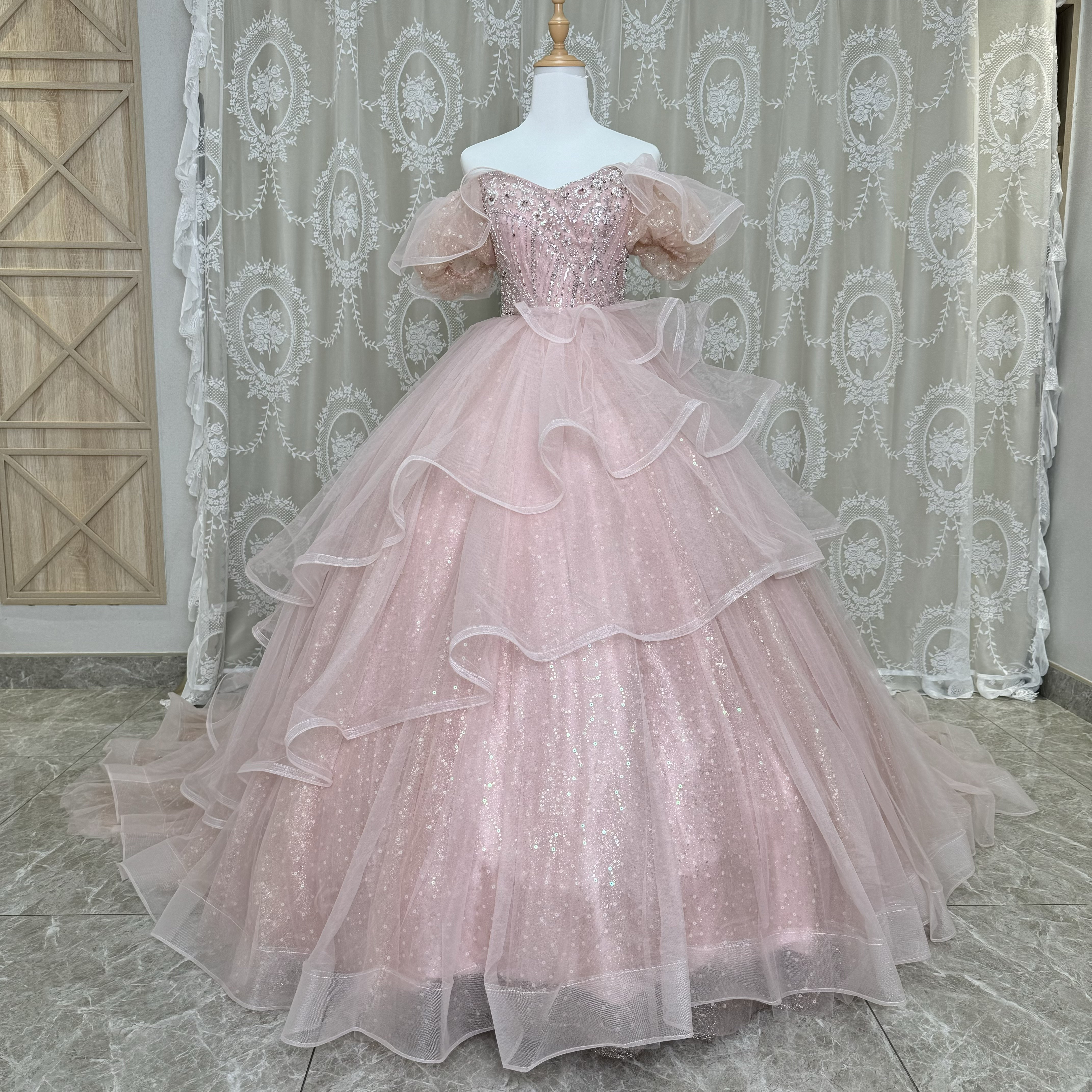 ペールちぇーりピンク　プリンセスライン　フレアースカート　ボリューム　袖あり　二の腕を隠せる　カラードレス　卒業式成人式