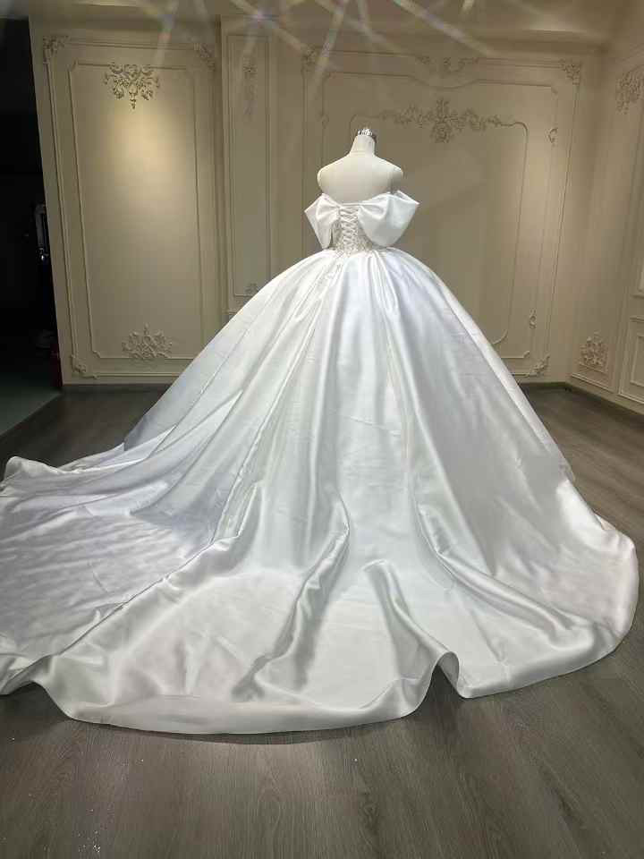 見逃さない！高級サテン　二の腕を隠せる　白　ウェディングドレス　可憐なレース　プリンセスライン　編み上げ結婚式前撮り挙式