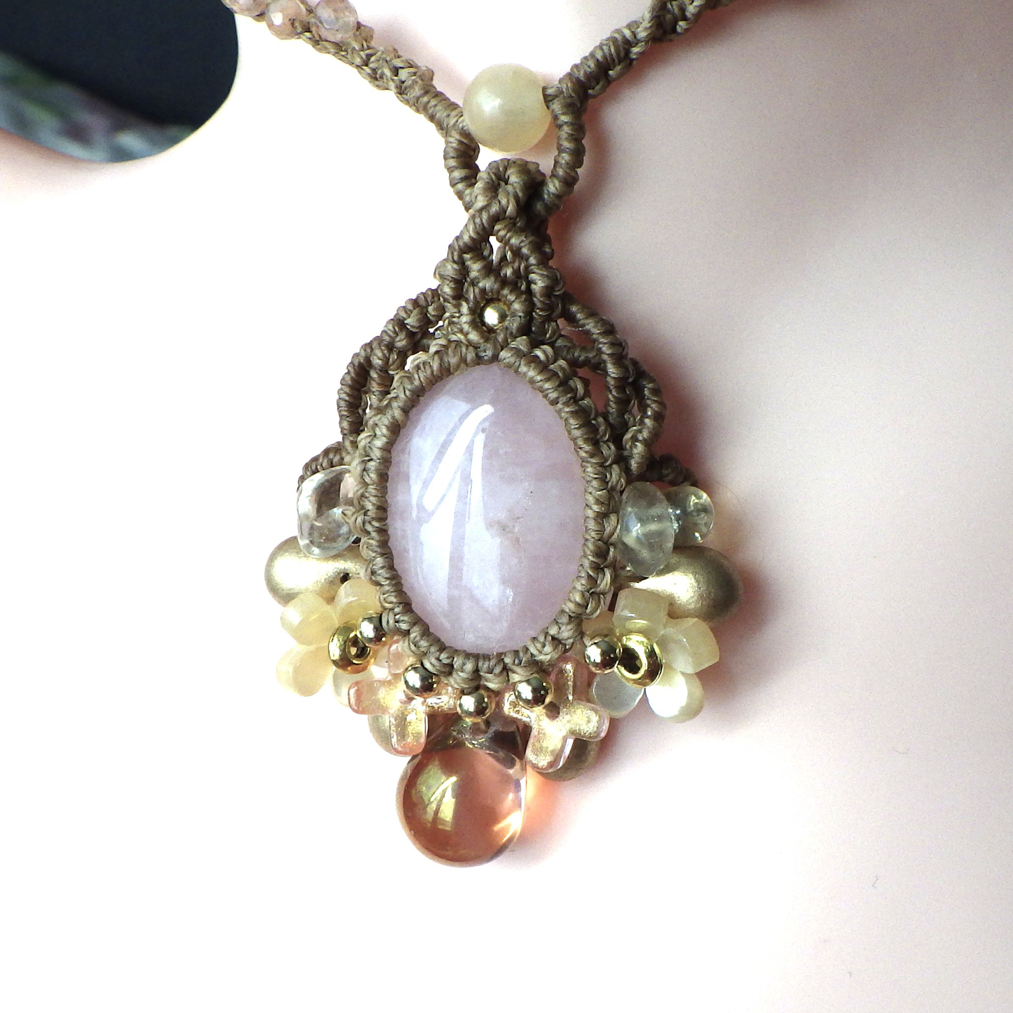 ローズクォーツのマクラメフレーミングネックレス「デコレ」