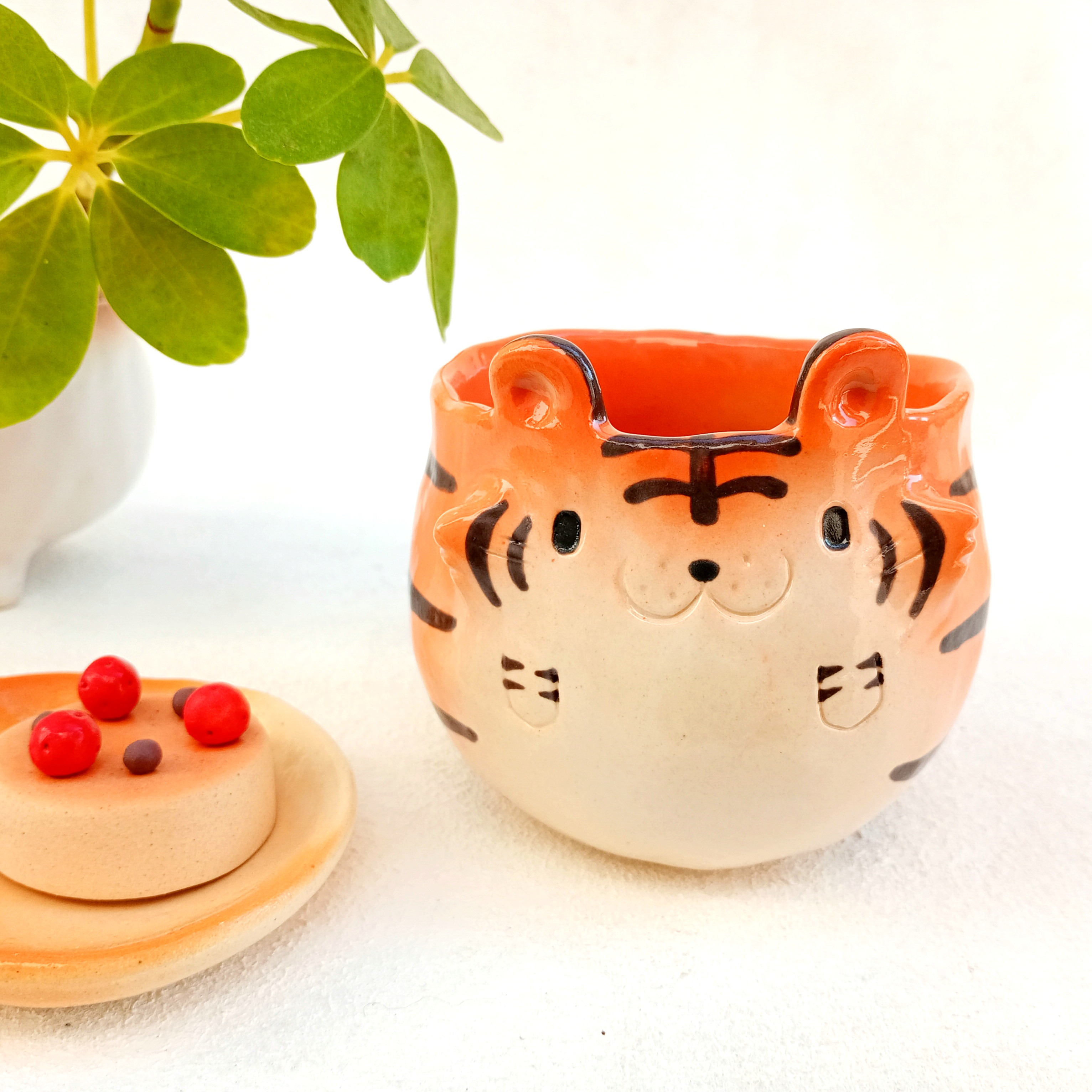 ふっくらトラのマグカップ 300ml  動物の陶器　1点あります