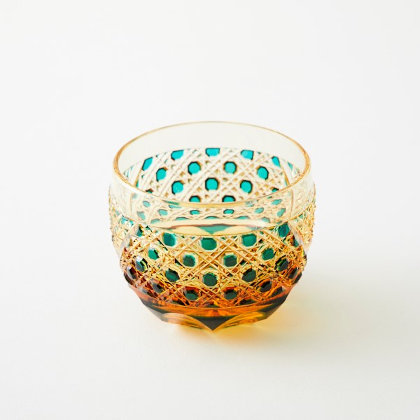 江戸切子の店　　琥珀色緑被せクリスタルぐい呑（籠目模様）