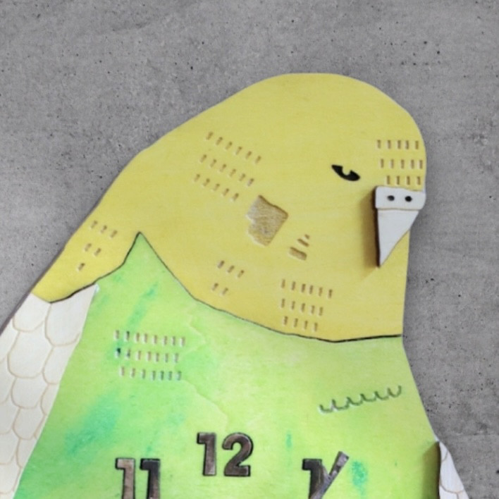 セキセイインコが国語の勉強をしている レギュラーサイズ 時計 木製 掛け時計