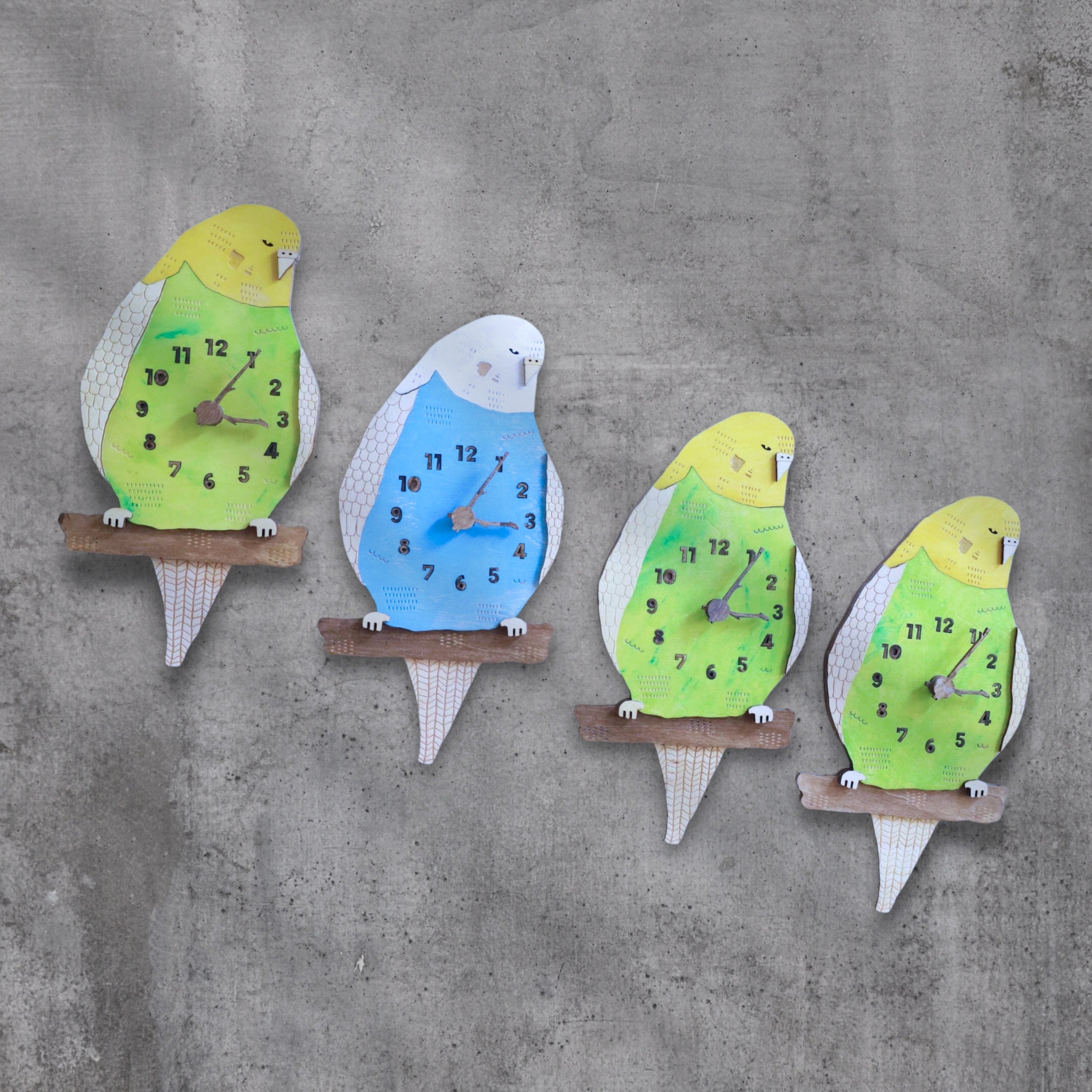 セキセイインコが国語の勉強をしている レギュラーサイズ 時計 木製 掛け時計