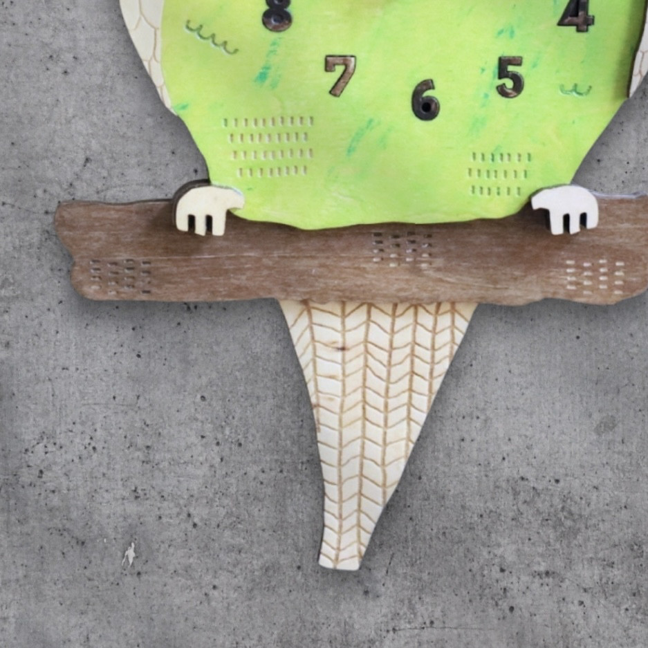 セキセイインコが国語の勉強をしている レギュラーサイズ 時計 木製 掛け時計