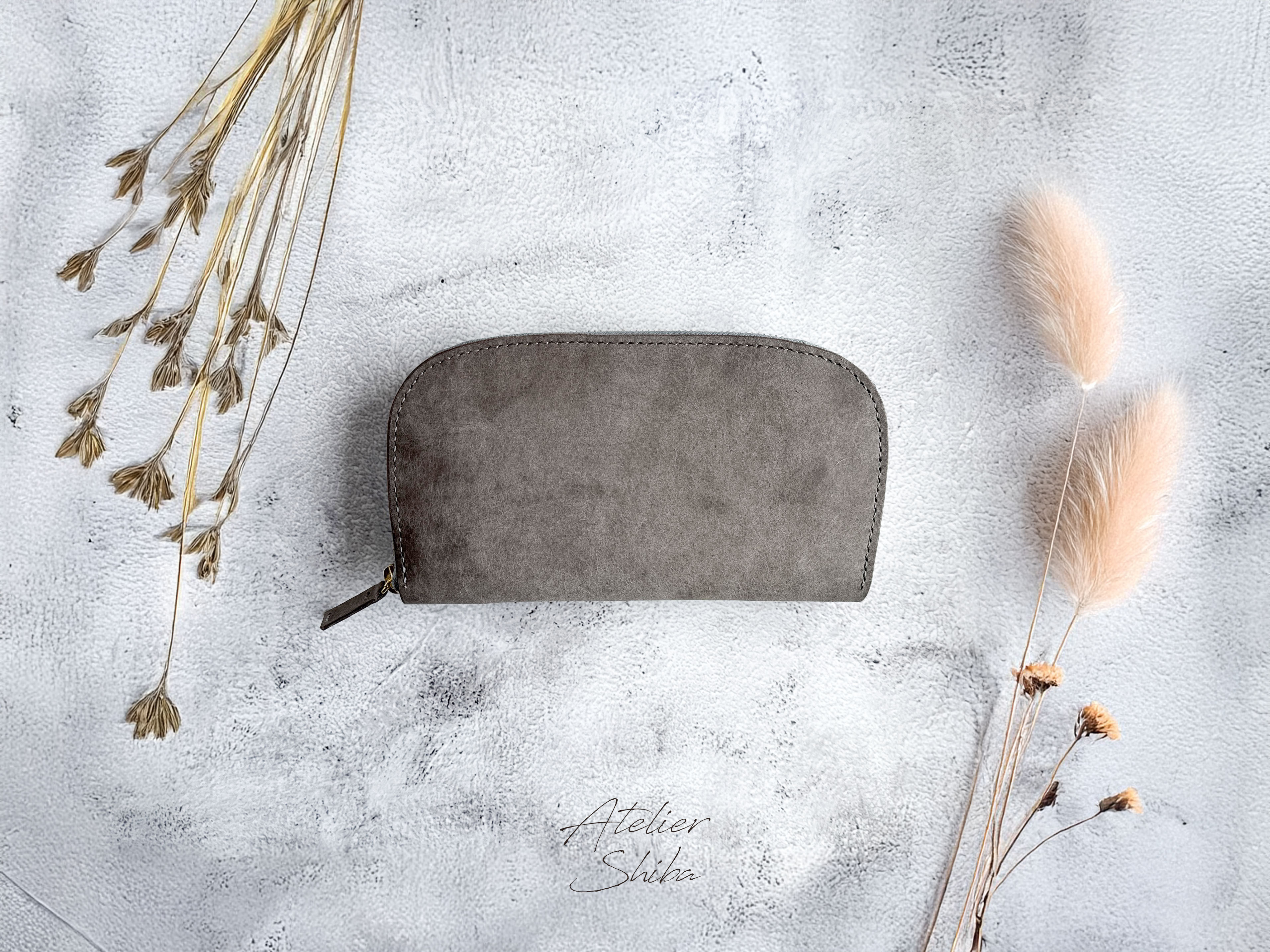 ラウンドファスナー長財布　本革　ｲﾀﾘｱﾝﾚｻﾞｰ　Gray  グレー