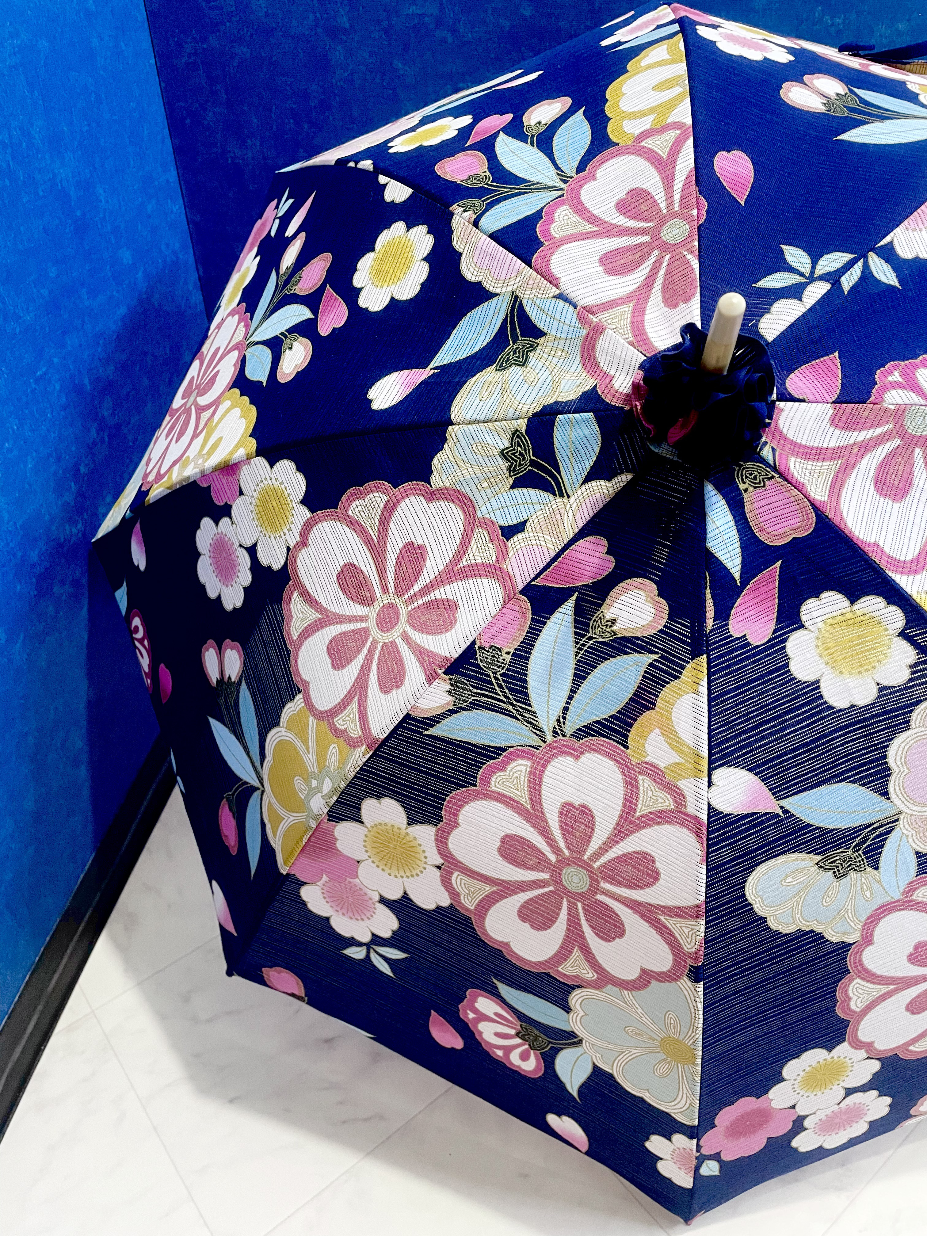 浴衣から生まれた日傘　その子二十 櫛にながるる黒髪の おごりの春のうつくしきかな【岡重】