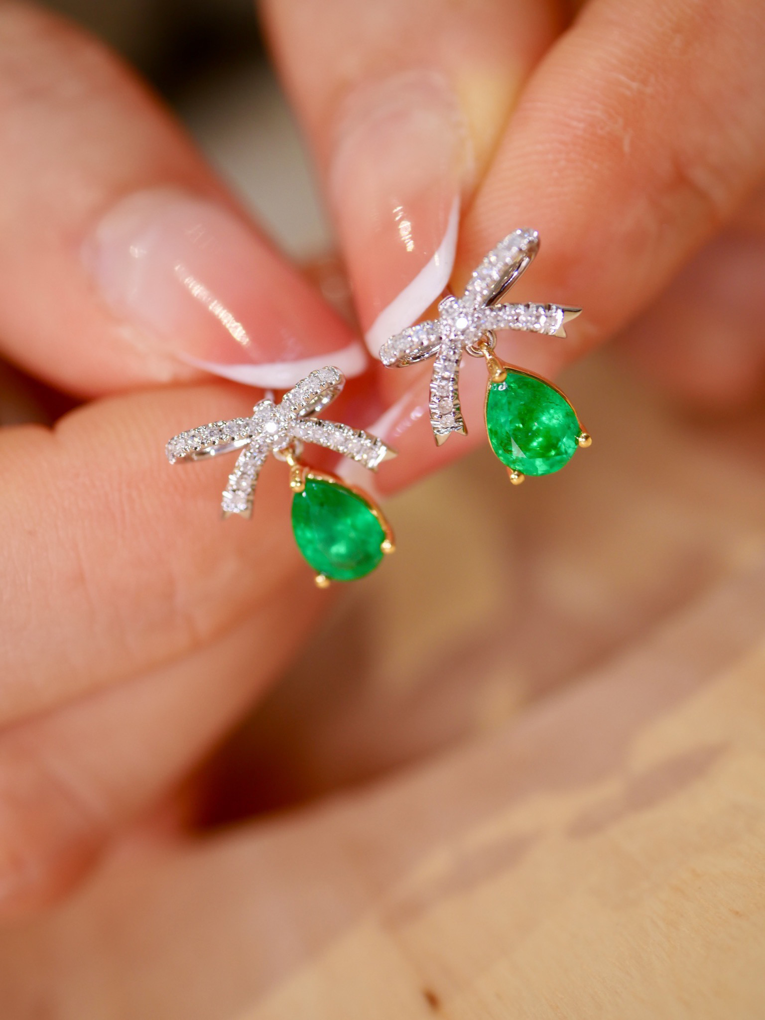 リボンモチーフ　エメラルドピアスk18