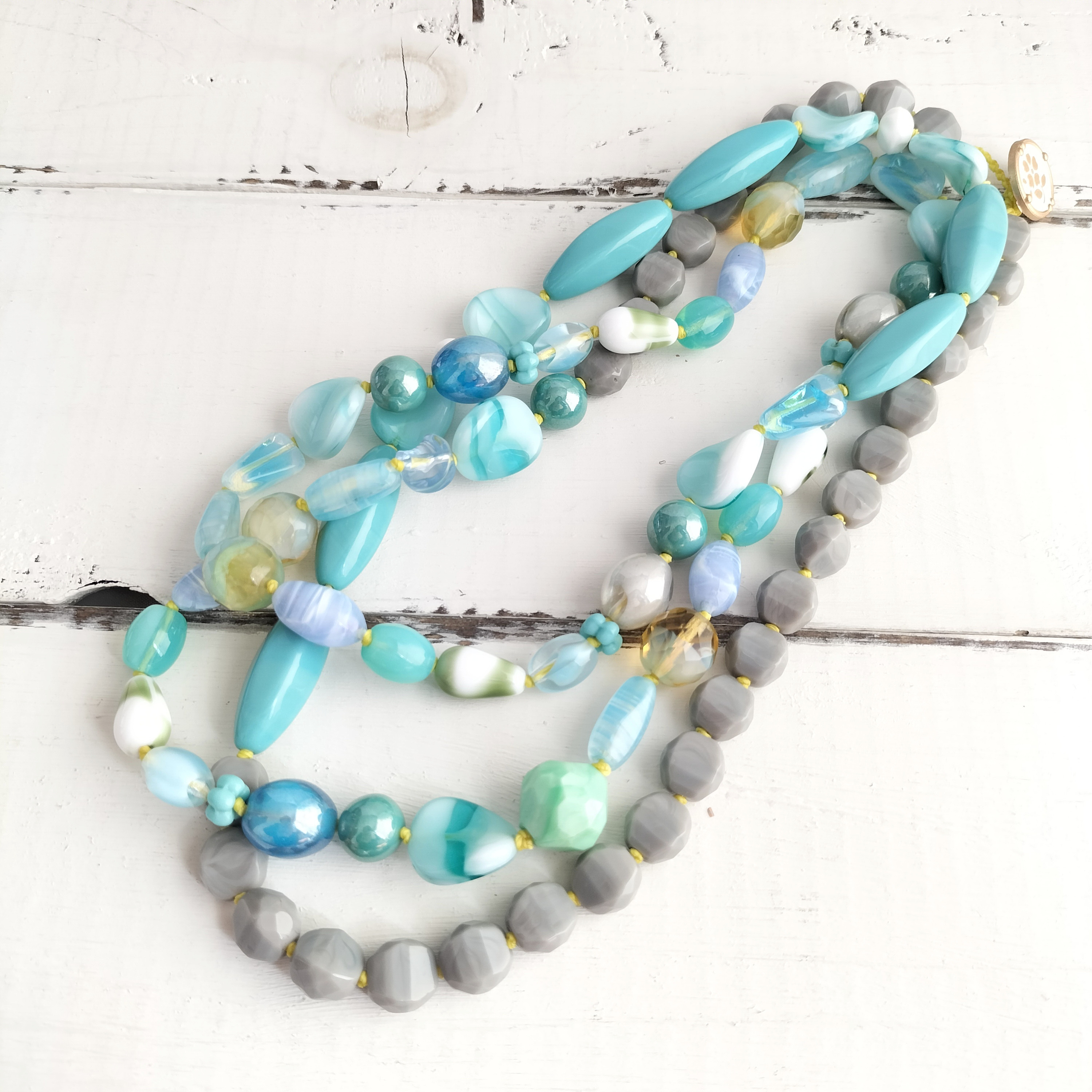 フランス/ヴィンテージビーズ 糸で結ぶオールノット技法で金属アレルギーでも安心 夏空とシックなグレーのロングネックレス