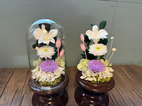 可愛いプリザーブドフラワー の供花 仏花 クリアドーム ボトルフラワー ホワイト　ピンク　デンファレ　小菊 2枚目の画像