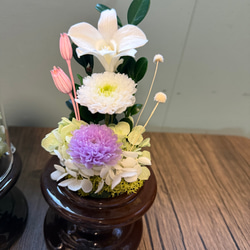 可愛いプリザーブドフラワー の供花 仏花 クリアドーム ボトルフラワー ホワイト　ピンク　デンファレ　小菊 4枚目の画像