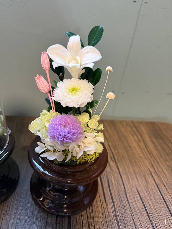 可愛いプリザーブドフラワー の供花 仏花 クリアドーム ボトルフラワー ホワイト　ピンク　デンファレ　小菊 4枚目の画像