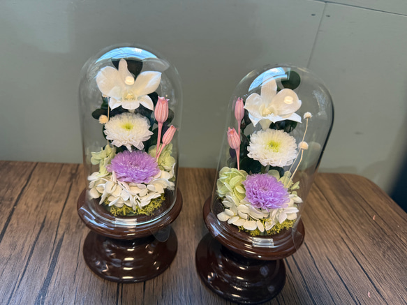 可愛いプリザーブドフラワー の供花 仏花 クリアドーム ボトルフラワー ホワイト　ピンク　デンファレ　小菊 1枚目の画像
