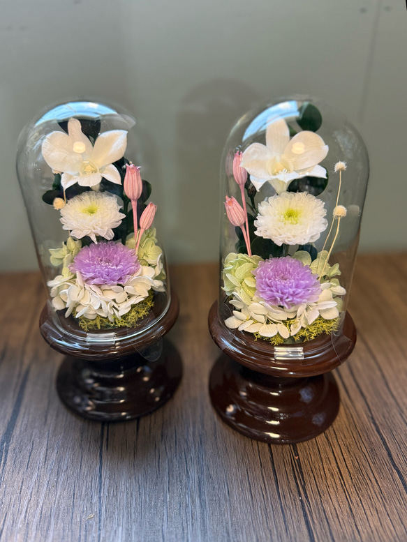 可愛いプリザーブドフラワー の供花 仏花 クリアドーム ボトルフラワー ホワイト　ピンク　デンファレ　小菊 5枚目の画像