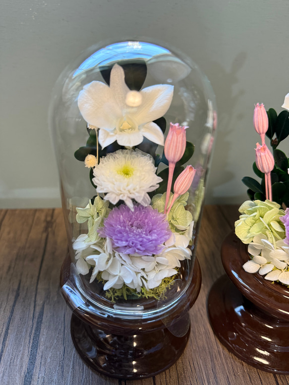 可愛いプリザーブドフラワー の供花 仏花 クリアドーム ボトルフラワー ホワイト　ピンク　デンファレ　小菊 3枚目の画像