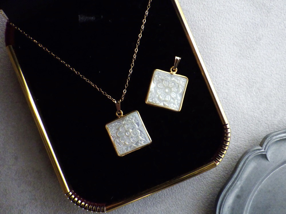 【限定数】 マザーオブパール ペンダント ネックレス ■ 18金フレーム 花柄　彫 ■ 正方形