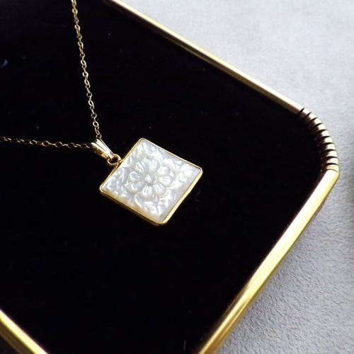 ♡♡かぼち♡♡＊マザーオブパール リーフカービング＊ネックレス 限定数】 マザーオブパール ペンダント ネックレス □ 18金フレーム 花