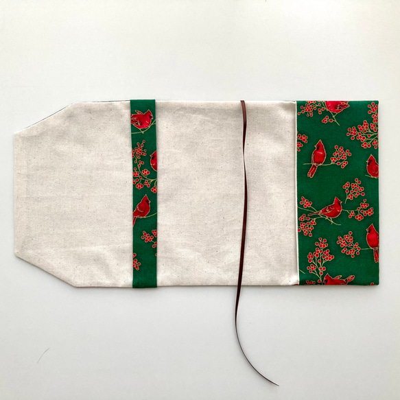 【輸入生地】赤い鳥とナンテンの実の文庫サイズブックカバー　 3枚目の画像