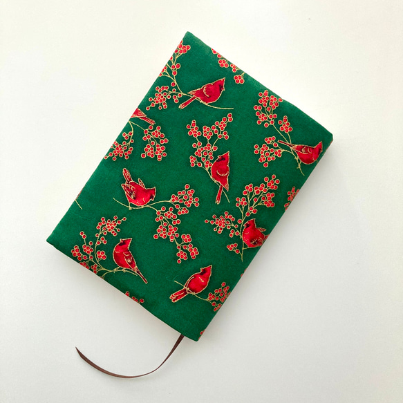【輸入生地】赤い鳥とナンテンの実の文庫サイズブックカバー　 2枚目の画像